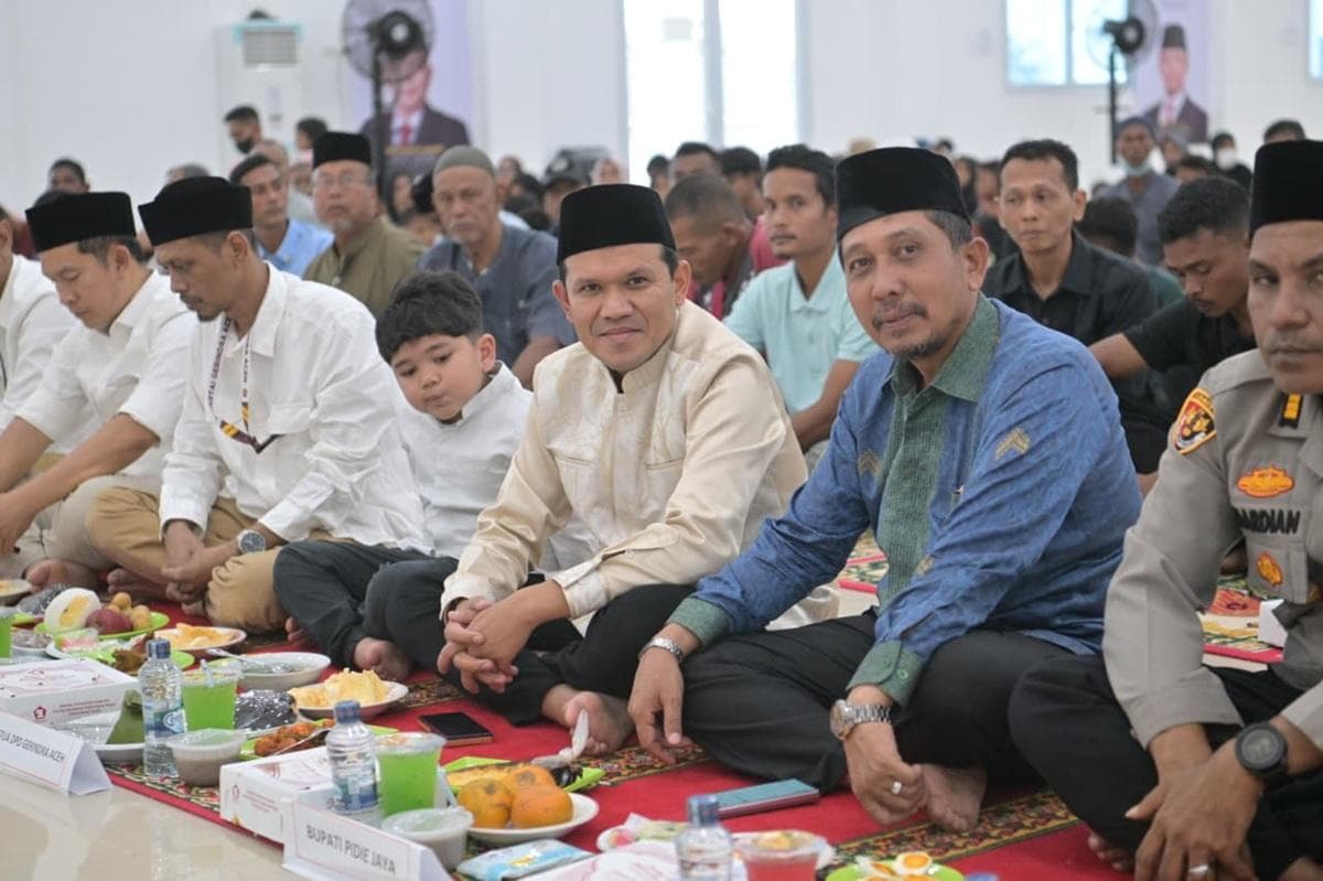 Wagub Aceh Buka Puasa Bersama Korban Bencana di Pidie Jaya, Berikan Dukungan Langsung