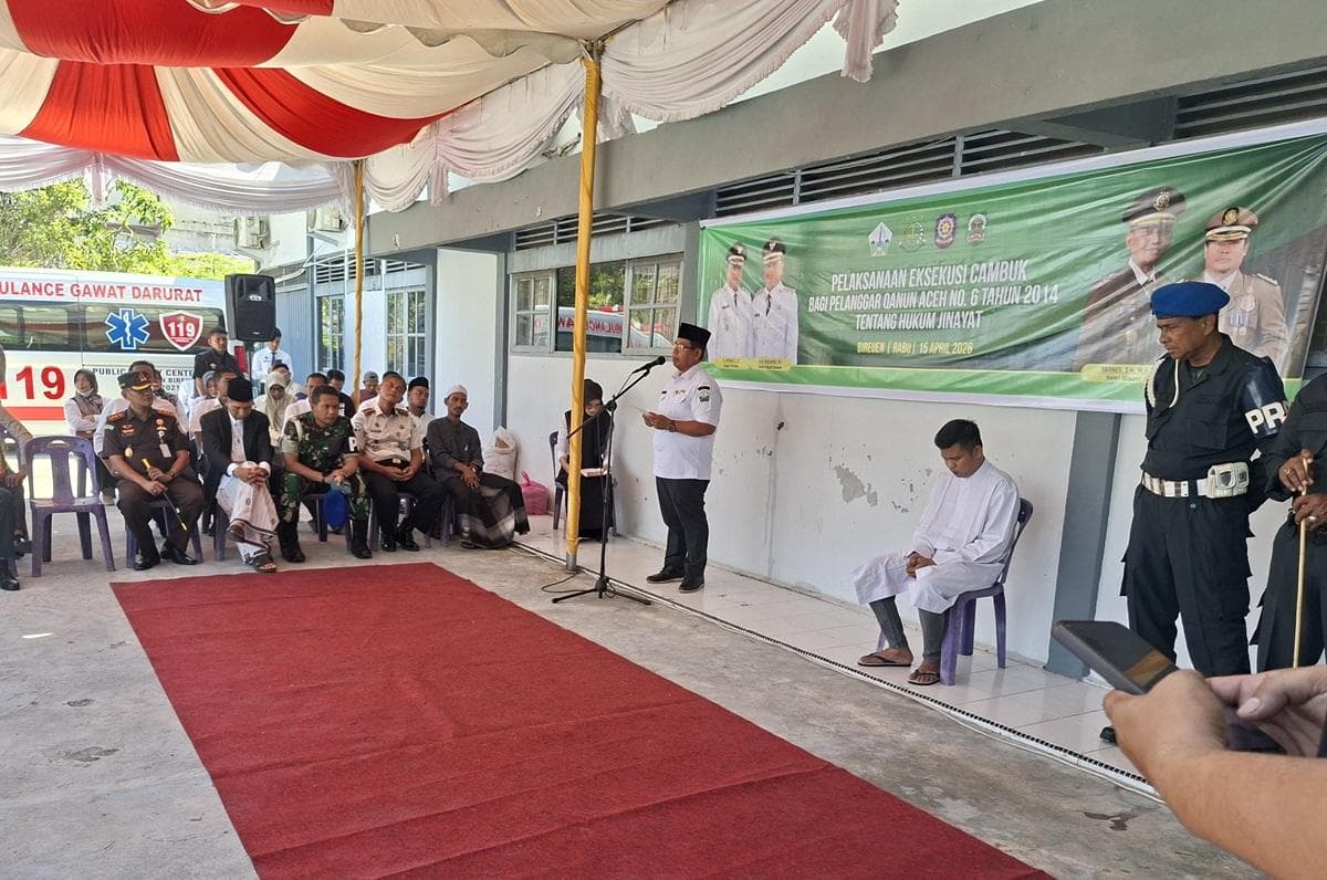 Pria Bireuen Dicambuk 17 Kali karena Rekam Wanita di Kamar Mandi