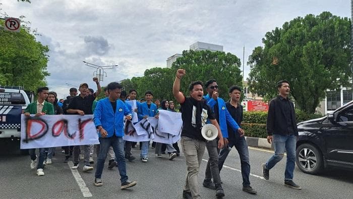 BREAKING NEWS - Demo Tuntut Bencana Nasional di Aceh, Mahasiswa Mulai Padati Depan Halaman DPRA