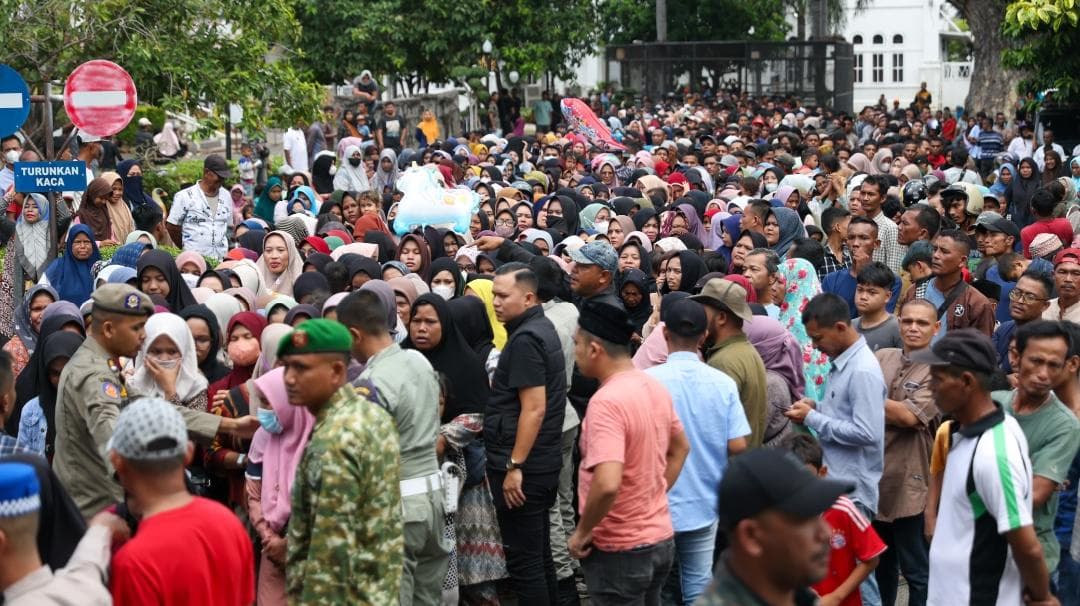 Seribu Warga Aceh Terima THR Rp100 Ribu dari Gubernur Mualem