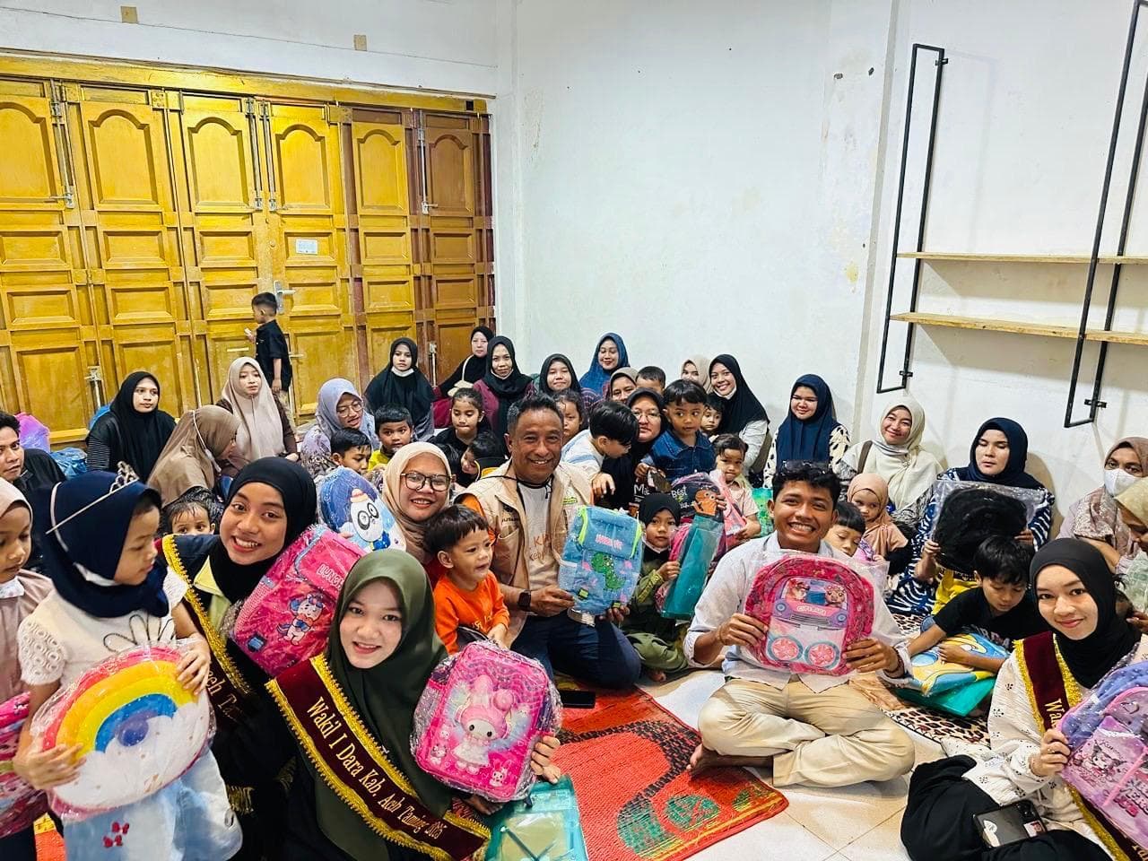 TK Khalifah Kebun Raja dan Bujang Dara Aceh Tamiang Salurkan Bantuan untuk TK Aksara Pasca Banjir