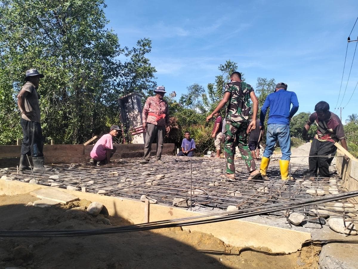 Gotong Royong TNI dan Warga Aceh Selatan Percepat Pembangunan Jembatan Aramco