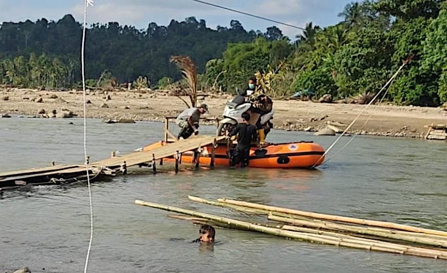 Tujuh Jembatan Putus di Sawang Aceh Utara, Warga Terpaksa Pakai Rakit
