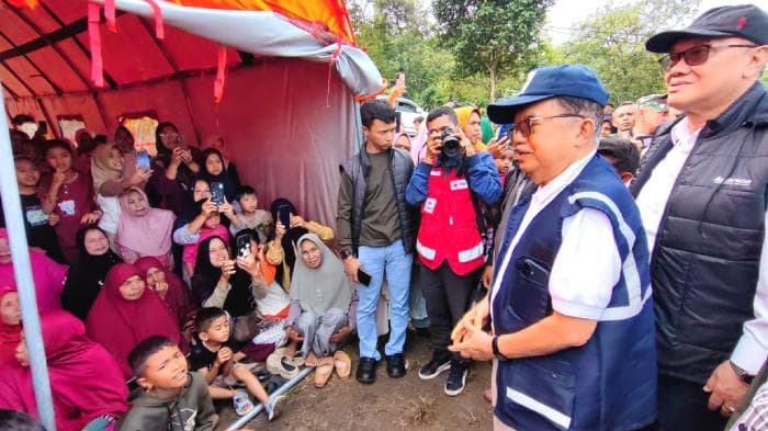 Tiba di Bener Meriah, Jusuf Kalla Dengar Keluh Kesah Warga, Pastikan Bantuan PMI Segera Mengalir