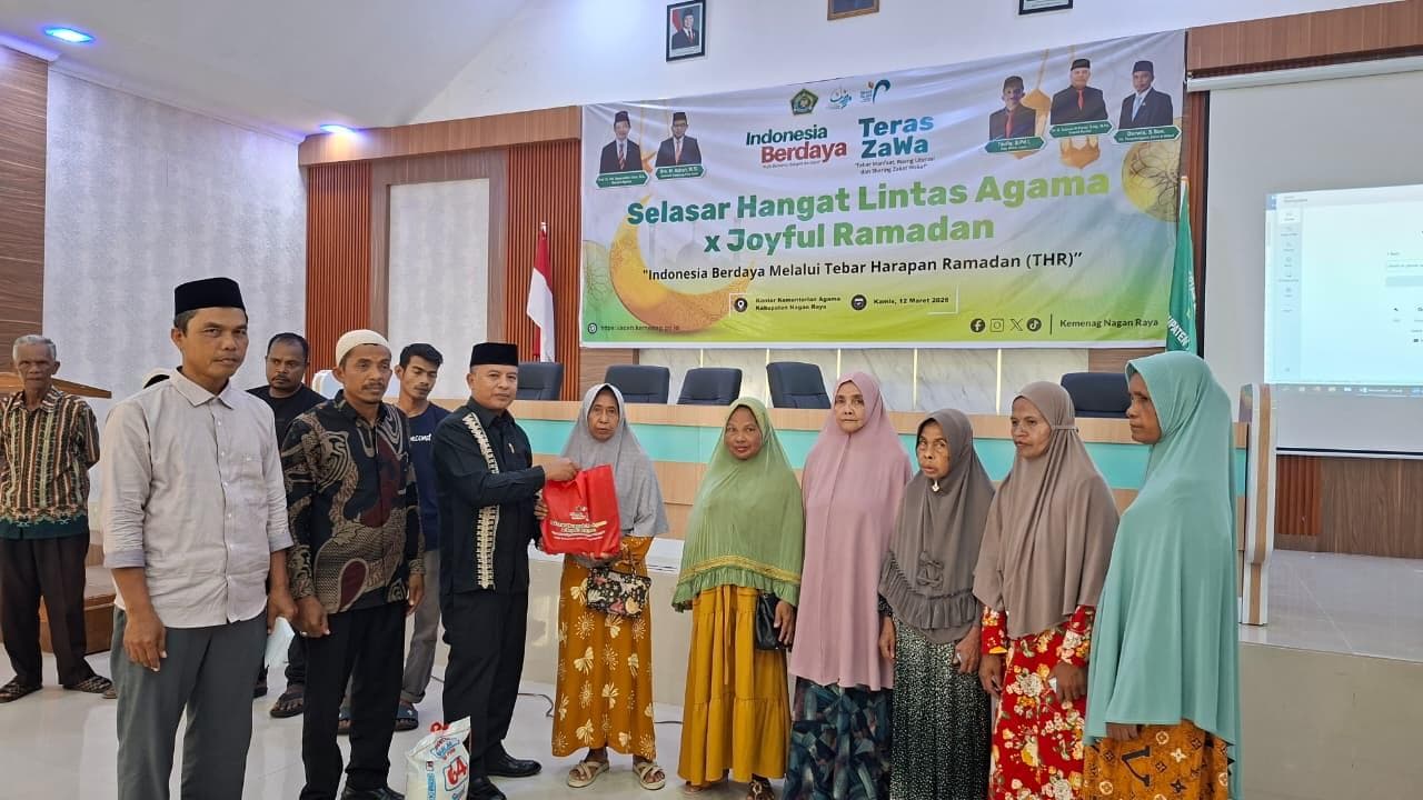 200 Fakir Miskin Nagan Raya Terima Paket Sembako dan Uang dari Kankemenag