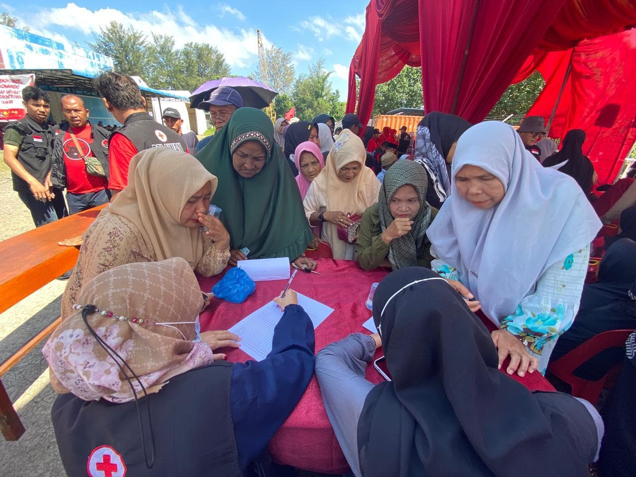 Warga Lhokseumawe Antre Pengobatan Gratis di RS Kapal Apung Laksamana Malahayati
