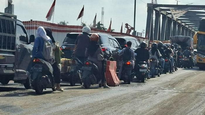 Jembatan Kutablang Tutup Malam, Warga Bireuen Gunakan Jalur Alternatif