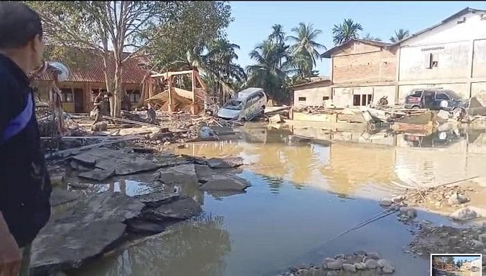 Dua Bulan Pasca Banjir Aceh Utara, Tumpukan Kayu Masih Belum Terangkut