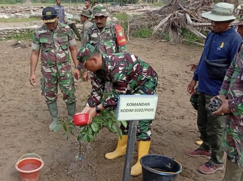 DLHK Aceh dan Kodim Pidie Hijaukan DAS Pijay dengan 1.000 Pohon