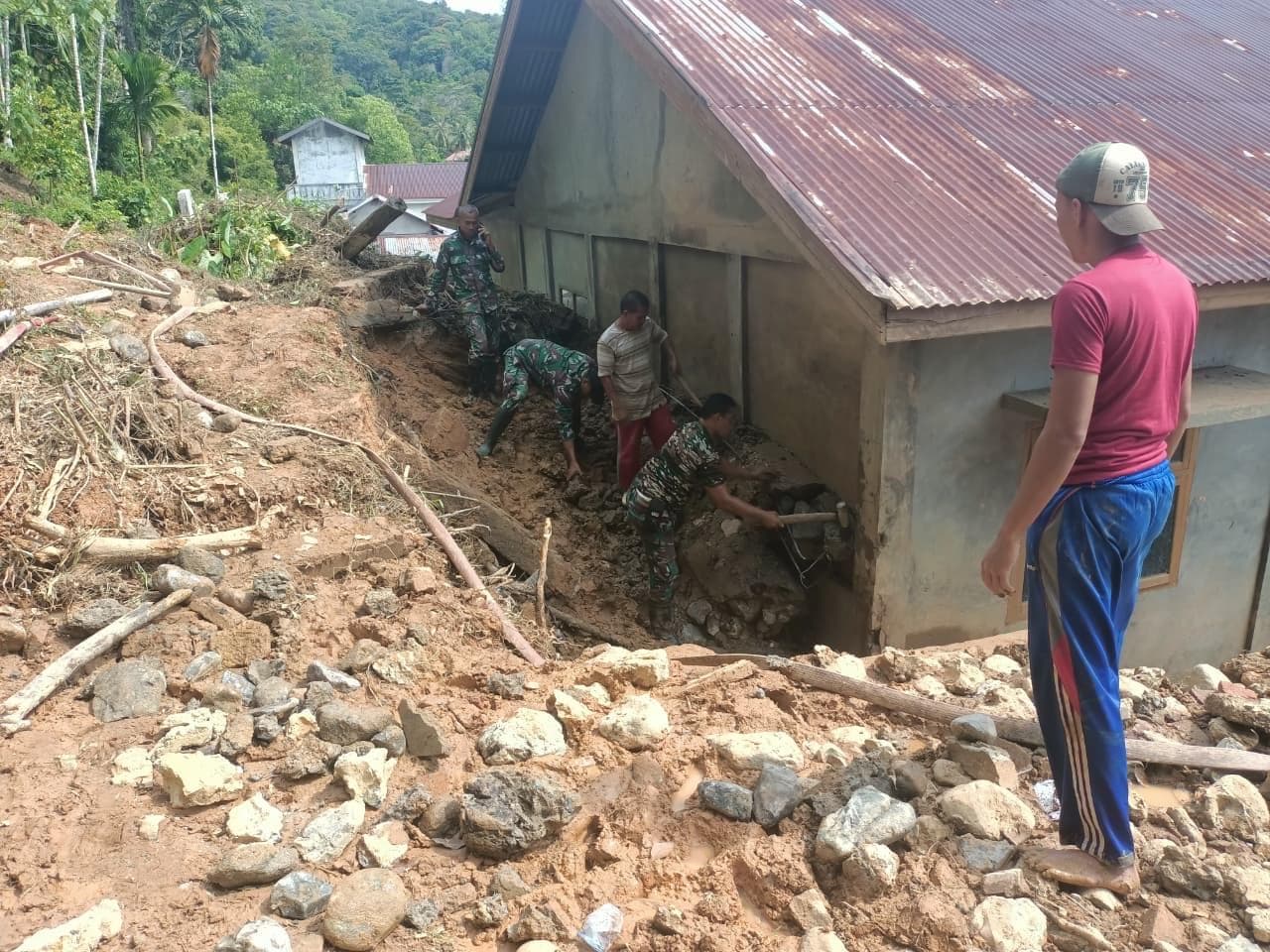 Gotong Royong TNI dan Warga Atasi Longsor di Lhok Bengkuang Timur Sebelum Ramadan
