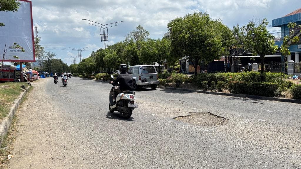 Lubang Jalan di Banda Aceh Ancam Keselamatan Pengendara dan Warga