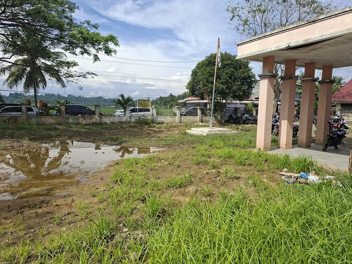 Kantor Camat Peusangan Siblah Krueng Bireuen Masih Berlumpur, Pelayanan Terbatas
