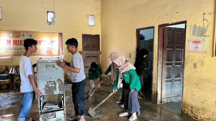 Mahasiswa Unimal Bersihkan Kantor Camat Muara Batu Pasca Banjir