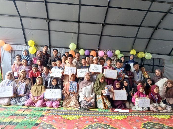 Mahasiswa UNIKI Bireuen Hiburkan Anak Pengungsi Banjir di Aceh Tengah