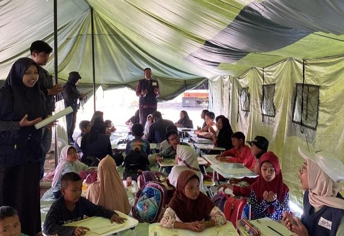 Mahasiswa UNIKI Bireuen Mengajar di Sekolah Darurat di Aceh Tengah Pasca Bencana