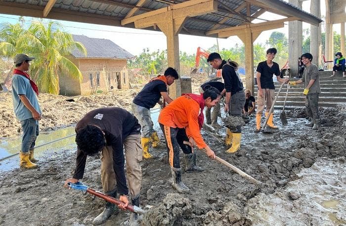 Mahasiswa Unimal Bersihkan Masjid di Langkahan Pasca Banjir, Beri Harapan Baru Warga