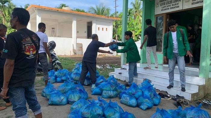 Mahasiswa Unimal Bersihkan Meunasah dan Tata Logistik Bantuan Banjir di Aceh Utara