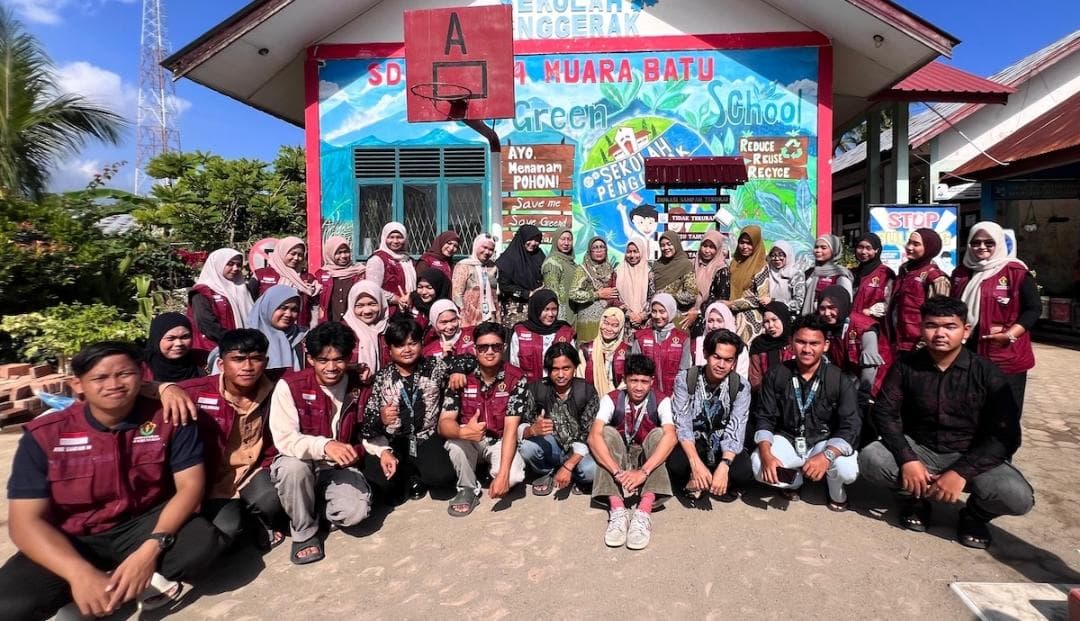 Mahasiswa Unimal Serahkan Media Pembelajaran Lingkungan ke SD Muara Batu