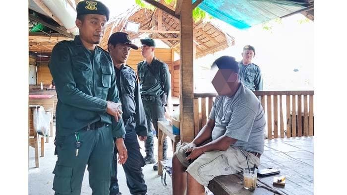 Satpol PP-WH Aceh Besar Tertibkan Warung Buka Siang Hari di Ramadhan