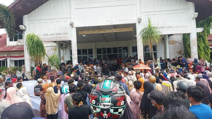 Massa Pita Kuning Desak DPRK Aceh Singkil Sahkan APBK 2026 untuk Bayar Gaji Aparat