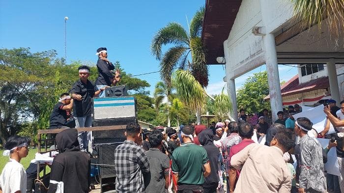 Massa Aceh Singkil Desak Penyelidikan Bantuan Presiden Rp 1,7 Miliar
