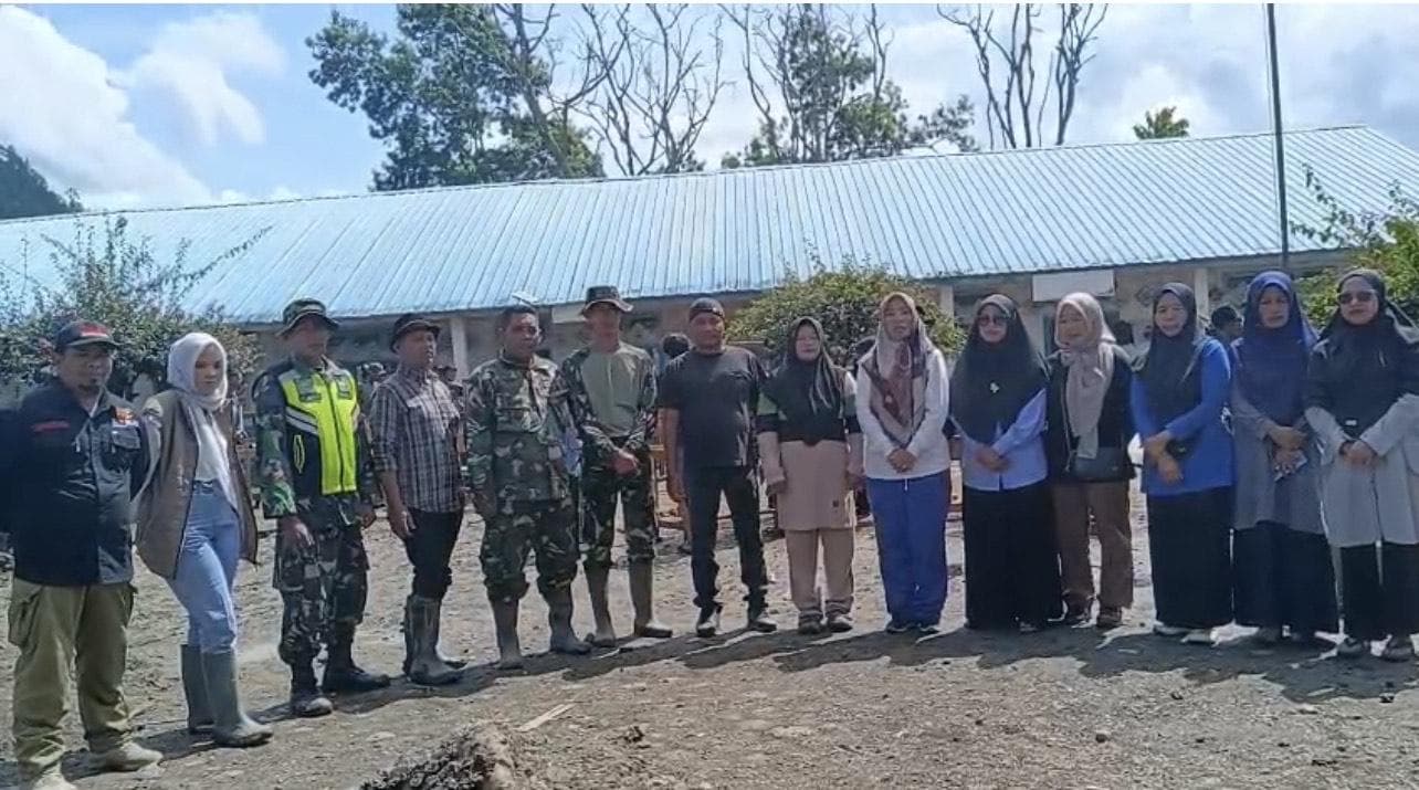 Gotong Royong Pembersihan SDN 9 Kebayakan Pasca Banjir, Siswa Siap Belajar Senin