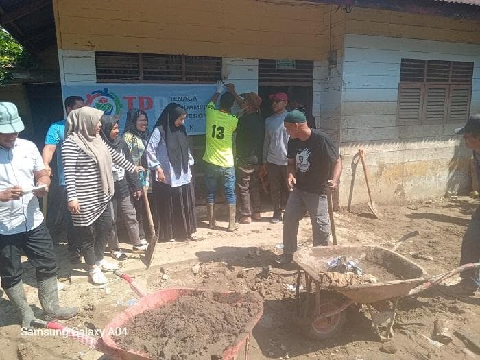 Gotong Royong Pendamping Desa Bireuen Bersihkan Rumah Terdampak Banjir