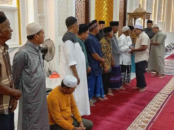 YWBA Salurkan Zakat dan Wakaf Uang ke Warga Lueng Bata, Aceh