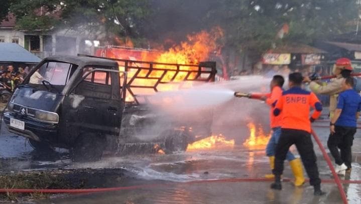 Mobil Pikap Penuh Minyak Mentah Terbakar, Lintas Nasional Langsa Macet