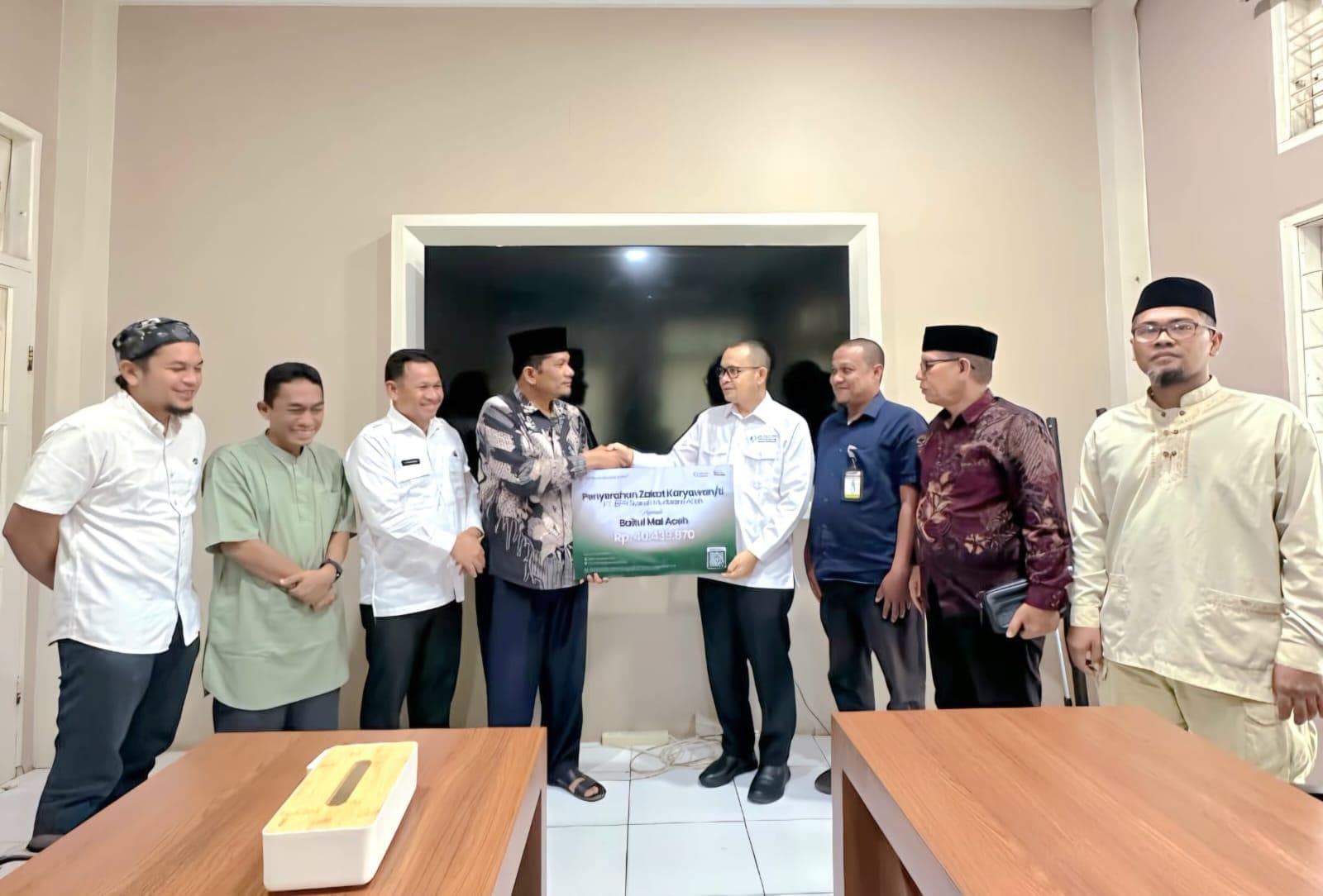 PT BPR Syariah Mustaqim Aceh Salurkan Zakat Karyawan Rp 40,6 Juta ke Baitul Mal Aceh