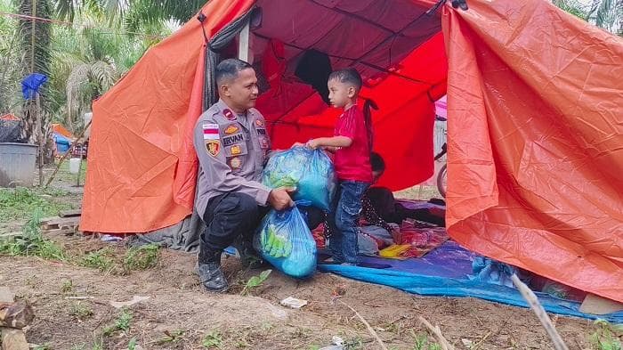 Polsek Paya Bakong Salurkan 150 Paket Lebaran untuk Penyintas Banjir Aceh Utara