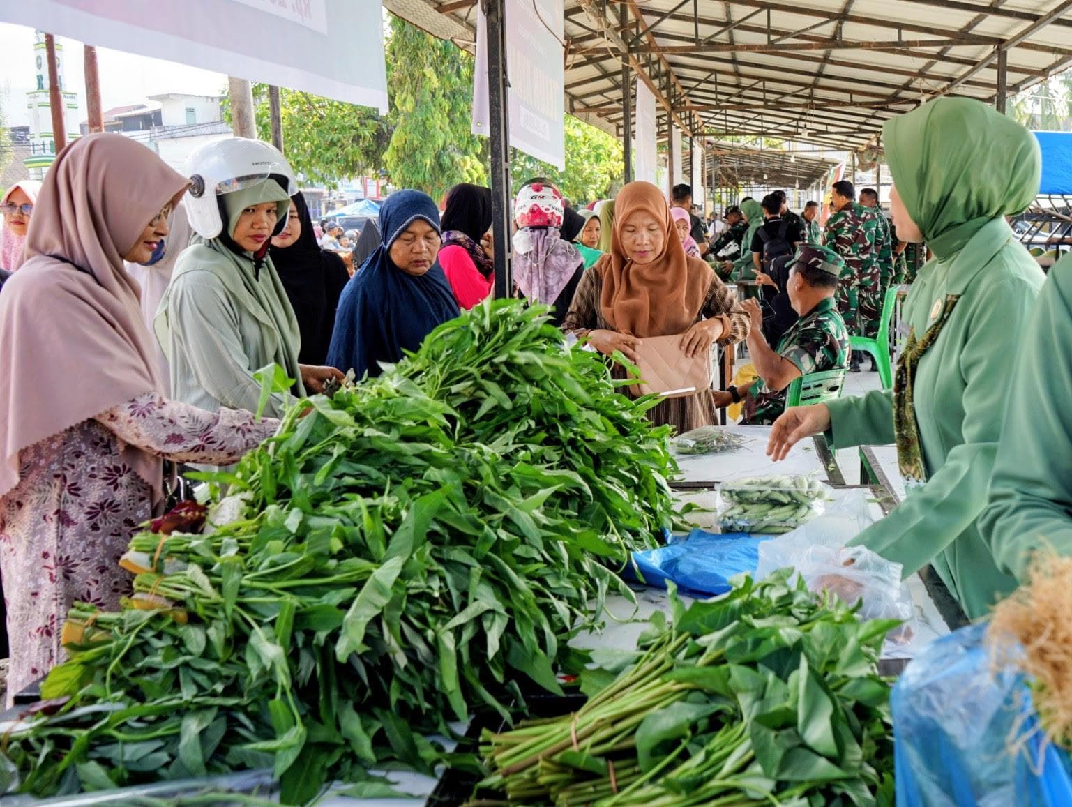 Bazar Murah TNI Blangpidie Habis Terjual, Warga Aceh Barat Daya Hemat 30%