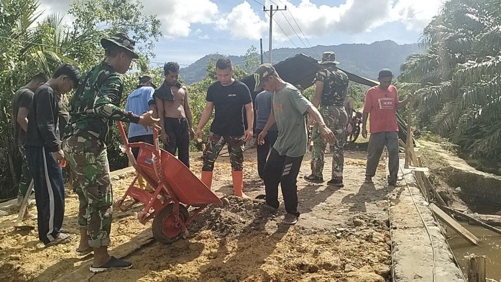 TNI dan Warga Aceh Selatan Gotong Royong Perkuat Jembatan Aramco di Pasi Rasian