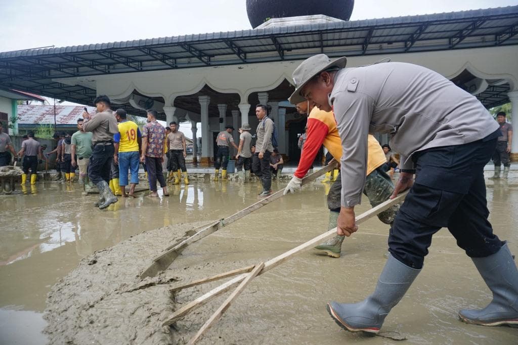 Polres Lhokseumawe Bersihkan Masjid Syuhada Aceh Utara Pasca Banjir
