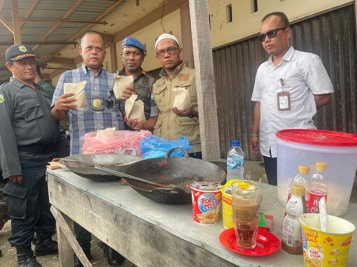 12 Orang Tertangkap Makan Siang di Pasar Lambaro Saat Ramadhan