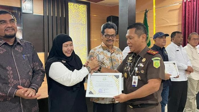 Kejari Aceh Besar Beri Penghargaan kepada 9 Instansi untuk Perkuat Penegakan Hukum