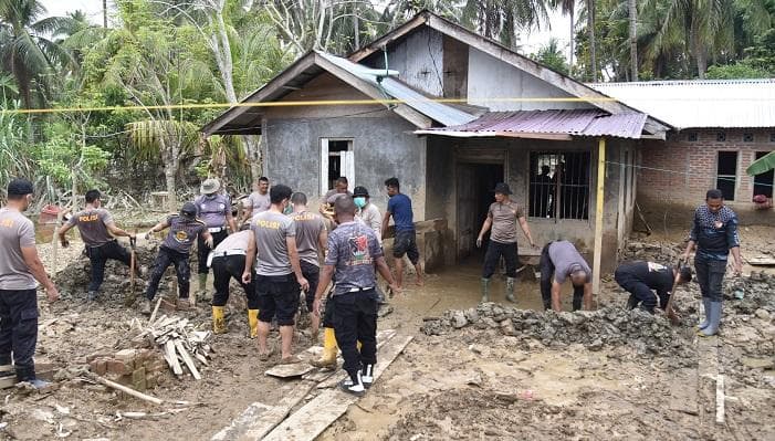 Personil Polres Bireuen Bersama Warga Bersihkan Rumah Warga Miskin