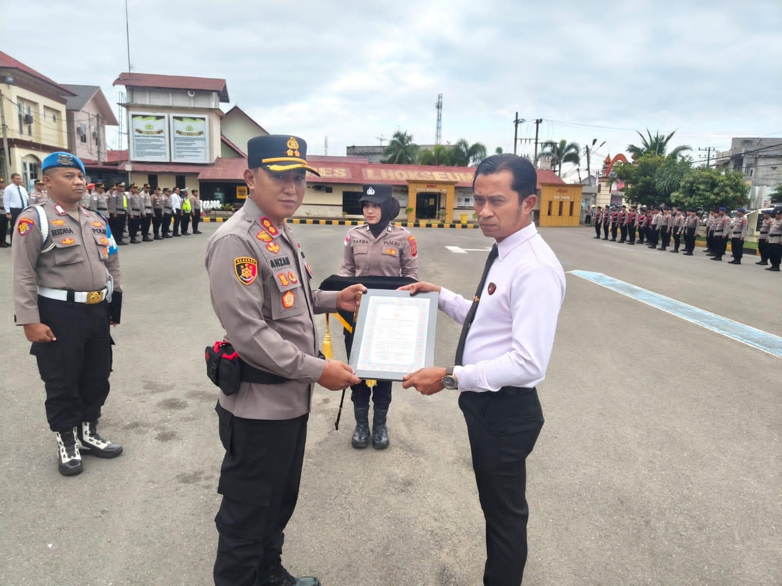 Polisi Aceh Utara Pertaruhkan Nyawa Selamatkan Warga Banjir, Rumahnya Juga Terendam
