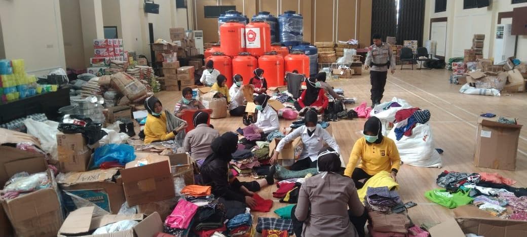 Polwan Lhokseumawe Sortir Pakaian Layak Pakai untuk Korban Banjir