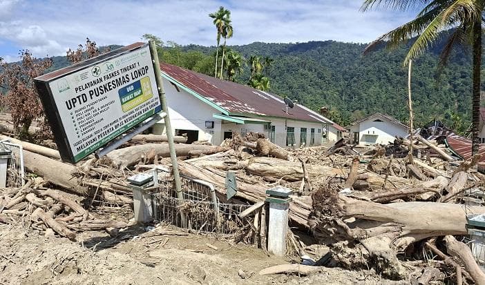 41 Puskesmas Rusak Tertimpa Kayu Besar dan Longsor Akibat Banjir Bandang di Aceh Timur