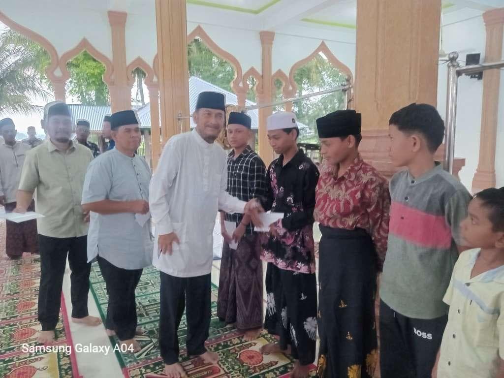 Wakil Bupati Bireuen Berikan Santunan Anak Yatim di Masjid Tgk Dilampoh