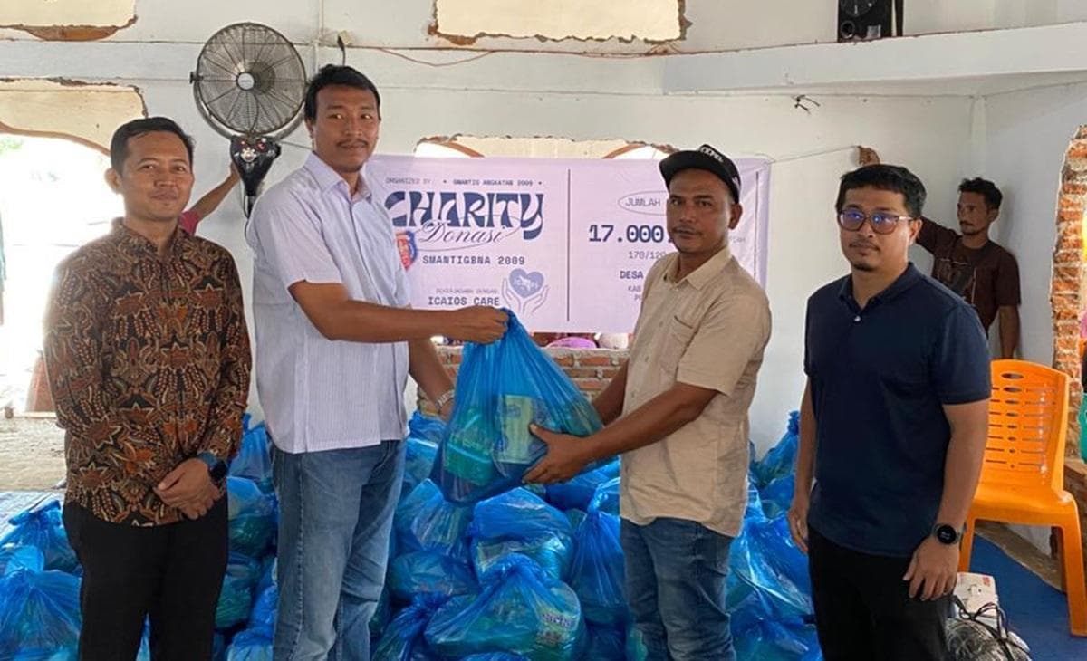Alumni SMAN 3 Banda Aceh Salurkan 115 Paket Lebaran untuk Korban Banjir Pidie Jaya