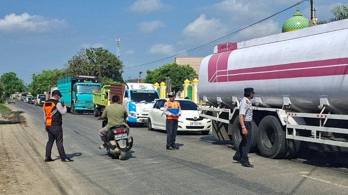 Truk Muatan Berat Ancam Jembatan Kutablang Bireuen, STNK dan SIM Ditahan