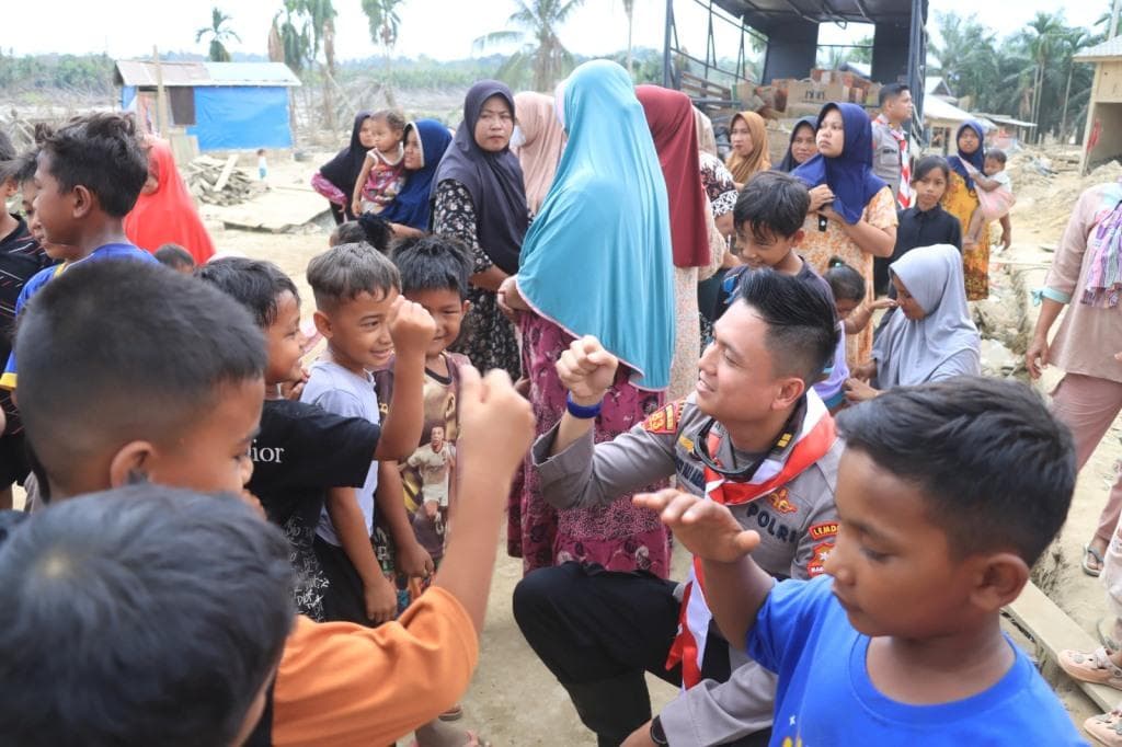 Mahasiswa STIK Polri Bantu Anak Langkahan Atasi Trauma Pasca Banjir