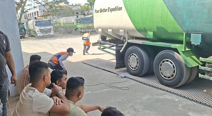 Sopir CPO Bireuen Siap Bongkar Muatan Berlebih untuk Jaga Jembatan