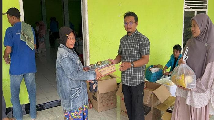 Warga Banjir Aceh Tamiang Terima Bantuan Alat Dapur dari Unsam
