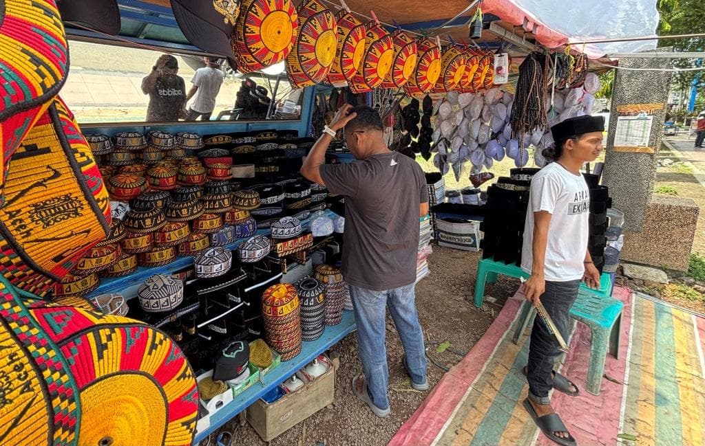 Pedagang Peci di Masjid Raya Baiturrahman Panen Berkah Ramadhan