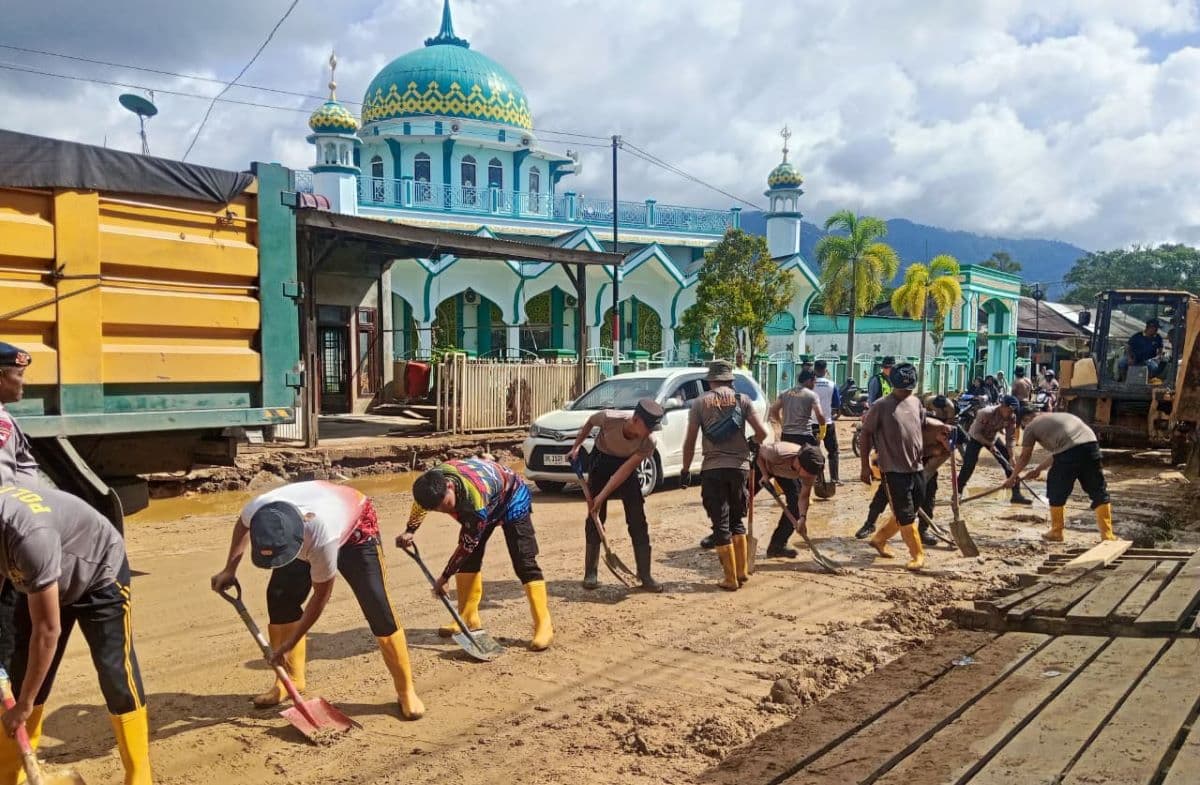 Jelang Akhir Tahun, Ratusan Polisi Masih Berkutat Bersihkan Lumpur Banjir Bandang di Trumon