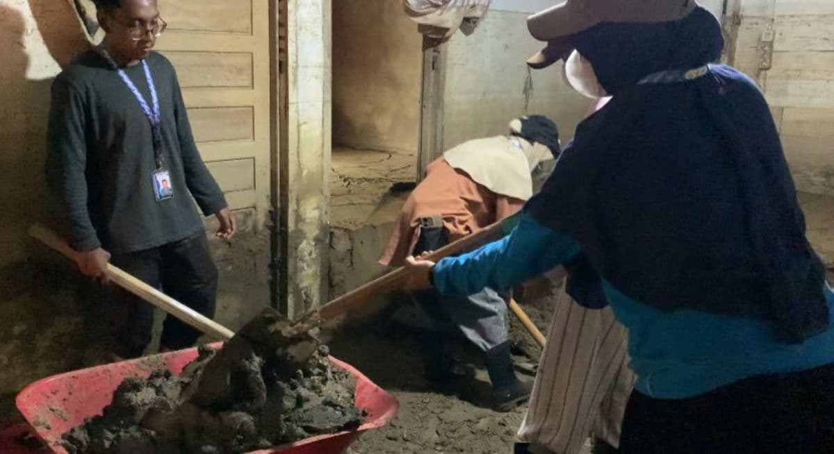 Mahasiswa USK Bersihkan Rumah Teungku Imum di Pidie Jaya Pasca Banjir