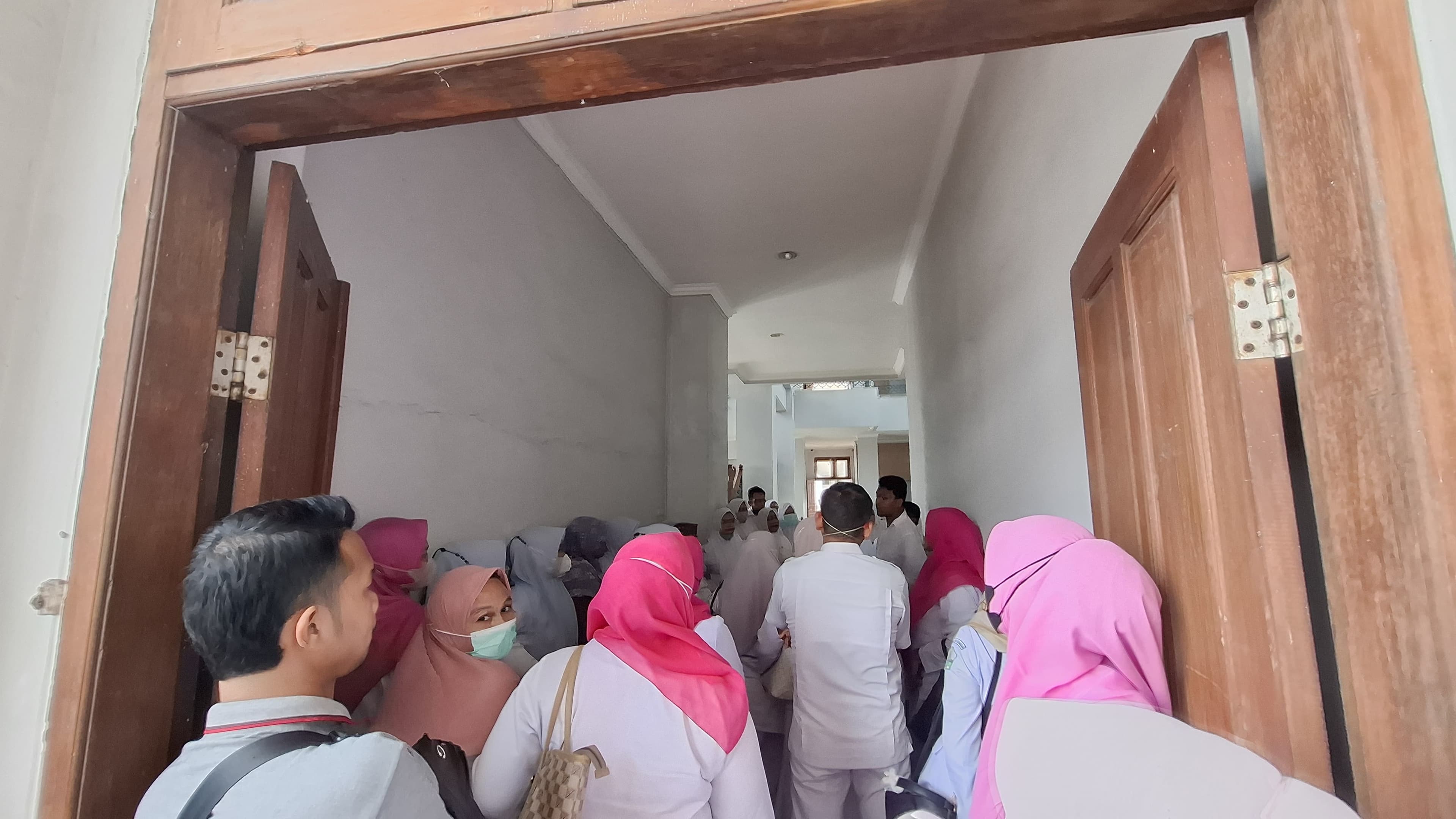 Ratusan Tenaga Paruh Waktu Bireuen Geruduk Kantor Bupati, Gaji Nol Rupiah Dikeluhkan